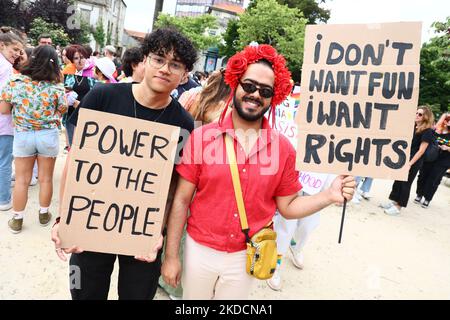 Am 25. Juni 2022 nehmen die Menschen an der Marcha do Orgulho LGBTI+ (Pride March) 2022 in Porto, Portugal, Teil. (Foto von Emmanuele Contini/NurPhoto) Stockfoto