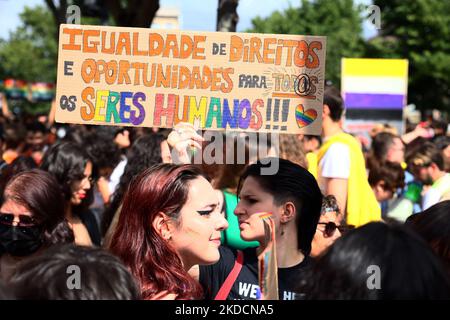 Am 25. Juni 2022 nehmen die Menschen an der Marcha do Orgulho LGBTI+ (Pride March) 2022 in Porto, Portugal, Teil. (Foto von Emmanuele Contini/NurPhoto) Stockfoto