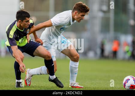 Kirill Kravtsov (R) von Zenit St. Petersburg und Ibragim Tsallagov von Sotschi wetteifern am 25. Juni 2022 im Smena-Stadion in Sankt Petersburg, Russland, um den Ball beim PARI Premier Cup Vorsaison-Turnierspiel zwischen Zenit St. Petersburg und Sotschi. (Foto von Mike Kireev/NurPhoto) Stockfoto