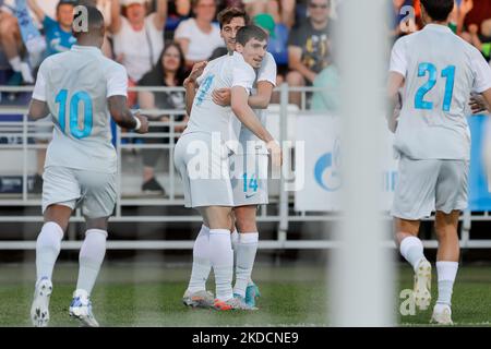 Zelimkhan Bakaev (7) von Zenit St. Petersburg feiert sein Tor mit Daler Kuzyaev (14) während des PARI Premier Cup Preseason Turnierspiels zwischen Zenit St. Petersburg und Sotschi am 25. Juni 2022 im Smena Stadium in Sankt Petersburg, Russland. (Foto von Mike Kireev/NurPhoto) Stockfoto