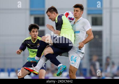 Kirill Kravtsov (R) von Zenit St. Petersburg wetteiferte um den Ball mit Egor Prutsev (L) und Timofey Shipunov von Sotschi während des PARI Premier Cup Vorsaison-Turnierspiels zwischen Zenit St. Petersburg und Sotschi am 25. Juni 2022 im Smena Stadium in Sankt Petersburg, Russland. (Foto von Mike Kireev/NurPhoto) Stockfoto