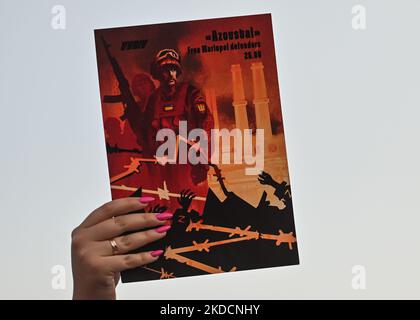 Ein Protestler hält ein Plakat mit den Worten „Asovstal-freie Mariupol-Verteidiger“. Mitglieder der lokalen ukrainischen Diaspora, Kriegsflüchtlinge, Friedensaktivisten, Freiwillige und lokale Unterstützer während der Demonstration „sei tapfere wie Azowstal-Helden“ zur Verteidigung der heldenhaften Soldaten von Azowstal am 122.. Kriegstag. Am Samstag, den 25. Juni 2022, auf dem Hauptmarkt in Krakau, Polen. (Foto von Artur Widak/NurPhoto) Stockfoto