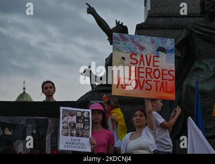 Ein Protestler hält ein Plakat mit den Worten „Rettet die Helden von Azowstal“. Mitglieder der lokalen ukrainischen Diaspora, Kriegsflüchtlinge, Friedensaktivisten, Freiwillige und lokale Unterstützer während der Demonstration „sei tapfere wie Azowstal-Helden“ zur Verteidigung der heldenhaften Soldaten von Azowstal am 122.. Kriegstag. Am Samstag, den 25. Juni 2022, auf dem Hauptmarkt in Krakau, Polen. (Foto von Artur Widak/NurPhoto) Stockfoto