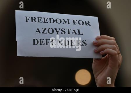 Ein Protestler hält ein Papier mit den Worten "Freiheit für Azowstaler Verteidiger". Mitglieder der lokalen ukrainischen Diaspora, Kriegsflüchtlinge, Friedensaktivisten, Freiwillige und lokale Unterstützer während der Demonstration „sei tapfere wie Azowstal-Helden“ zur Verteidigung der heldenhaften Soldaten von Azowstal am 122.. Kriegstag. Am Samstag, den 25. Juni 2022, auf dem Hauptmarkt in Krakau, Polen. (Foto von Artur Widak/NurPhoto) Stockfoto