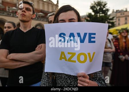 Ein Protestler hält ein Plakat mit den Worten „Save Asov“. Mitglieder der lokalen ukrainischen Diaspora, Kriegsflüchtlinge, Friedensaktivisten, Freiwillige und lokale Unterstützer während der Demonstration „sei tapfere wie Azowstal-Helden“ zur Verteidigung der heldenhaften Soldaten von Azowstal am 122.. Kriegstag. Am Samstag, den 25. Juni 2022, auf dem Hauptmarkt in Krakau, Polen. (Foto von Artur Widak/NurPhoto) Stockfoto