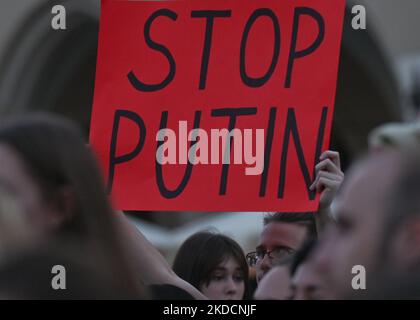 Ein Protestler hält ein Plakat mit den Worten „Stoppt Putin“. Mitglieder der lokalen ukrainischen Diaspora, Kriegsflüchtlinge, Friedensaktivisten, Freiwillige und lokale Unterstützer während der Demonstration „sei tapfere wie Azowstal-Helden“ zur Verteidigung der heldenhaften Soldaten von Azowstal am 122.. Kriegstag. Am Samstag, den 25. Juni 2022, auf dem Hauptmarkt in Krakau, Polen. (Foto von Artur Widak/NurPhoto) Stockfoto
