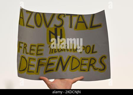 Ein Protestler hält ein Plakat mit der Aufschrift „Azowstal - Free Mariupol Defenders“. Mitglieder der lokalen ukrainischen Diaspora, Kriegsflüchtlinge, Friedensaktivisten, Freiwillige und lokale Unterstützer während der Demonstration „sei tapfere wie Azowstal-Helden“ zur Verteidigung der heldenhaften Soldaten von Azowstal am 122.. Kriegstag. Am Samstag, den 25. Juni 2022, auf dem Hauptmarkt in Krakau, Polen. (Foto von Artur Widak/NurPhoto) Stockfoto