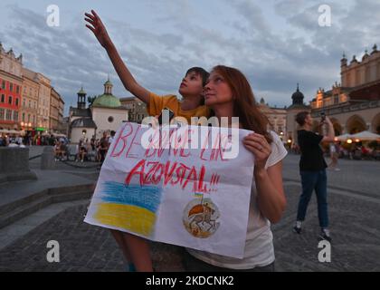 Demonstranten halten Plakate mit den Worten „seid mutig wie Azowstal“. Mitglieder der lokalen ukrainischen Diaspora, Kriegsflüchtlinge, Friedensaktivisten, Freiwillige und lokale Unterstützer während der Demonstration „sei tapfere wie Azowstal-Helden“ zur Verteidigung der heldenhaften Soldaten von Azowstal am 122.. Kriegstag. Am Samstag, den 25. Juni 2022, auf dem Hauptmarkt in Krakau, Polen. (Foto von Artur Widak/NurPhoto) Stockfoto