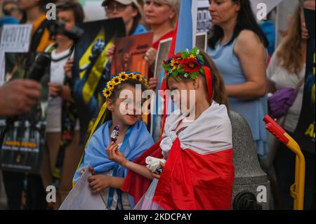 Mitglieder der lokalen ukrainischen Diaspora, Kriegsflüchtlinge, Friedensaktivisten, Freiwillige und lokale Unterstützer während der Demonstration „sei tapfere wie Azowstal-Helden“ zur Verteidigung der heldenhaften Soldaten von Azowstal am 122.. Kriegstag. Am Samstag, den 25. Juni 2022, auf dem Hauptmarkt in Krakau, Polen. (Foto von Artur Widak/NurPhoto) Stockfoto