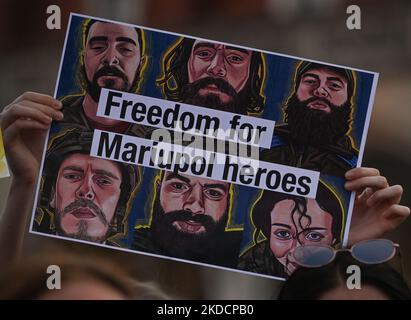 Ein Protestler hält ein Plakat mit der Aufschrift „Freiheit für Mariupol-Helden“. Mitglieder der lokalen ukrainischen Diaspora, Kriegsflüchtlinge, Friedensaktivisten, Freiwillige und lokale Unterstützer während der Demonstration „sei tapfere wie Azowstal-Helden“ zur Verteidigung der heldenhaften Soldaten von Azowstal am 122.. Kriegstag. Am Samstag, den 25. Juni 2022, auf dem Hauptmarkt in Krakau, Polen. (Foto von Artur Widak/NurPhoto) Stockfoto