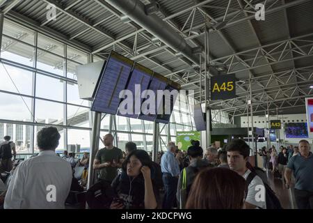 Massenbereich mit Passagieren. Am Morgen werden die abfliegenden und ankommenden Passagiere gesehen, die ihr Gepäck im Terminal und im Gates-Bereich des Brüsseler Flughafens BRU in der belgischen Hauptstadt tragen. Abflüge und Ankünfte sind im gleichen Bereich gemischt. Viele europäische Flughäfen litten aufgrund der Personalknappheit und der Streiks während der geschäftigen Sommerreisesaison unter Flugverspätungen und -Stornierungen, was eine Erholung für die Luftfahrtindustrie, Reiseveranstalter und Fluggesellschaften nach der Coronavirus-Pandemie Covid-19 zur Folge hatte. Brüssel, Belgien am 23. Juni 2022 (Foto: Nic Stockfoto