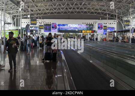 Am Morgen werden die abfliegenden und ankommenden Passagiere gesehen, die ihr Gepäck im Terminal und im Gates-Bereich des Brüsseler Flughafens BRU in der belgischen Hauptstadt tragen. Abflüge und Ankünfte sind im gleichen Bereich gemischt. Viele europäische Flughäfen litten aufgrund der Personalknappheit und der Streiks während der geschäftigen Sommerreisesaison unter Flugverspätungen und -Stornierungen, was eine Erholung für die Luftfahrtindustrie, Reiseveranstalter und Fluggesellschaften nach der Coronavirus-Pandemie Covid-19 zur Folge hatte. Brüssel, Belgien am 23. Juni 2022 (Foto von Nicolas Economou/NurPhoto) Stockfoto