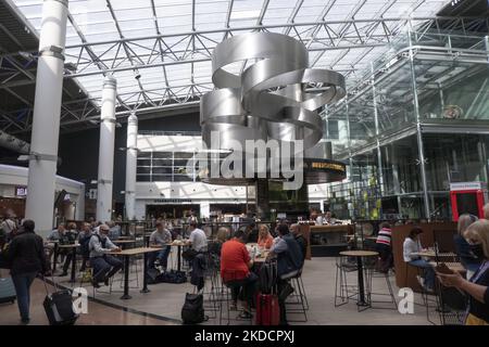 Ein Bar-Restaurant mit Passagieren. Am Morgen werden die abfliegenden und ankommenden Passagiere gesehen, die ihr Gepäck im Terminal und im Gates-Bereich des Brüsseler Flughafens BRU in der belgischen Hauptstadt tragen. Abflüge und Ankünfte sind im gleichen Bereich gemischt. Viele europäische Flughäfen litten aufgrund der Personalknappheit und der Streiks während der geschäftigen Sommerreisesaison unter Flugverspätungen und -Stornierungen, was eine Erholung für die Luftfahrtindustrie, Reiseveranstalter und Fluggesellschaften nach der Coronavirus-Pandemie Covid-19 zur Folge hatte. Brüssel, Belgien am 23. Juni 2022 (Foto Stockfoto