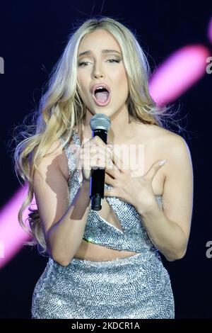 Ana Mena tritt am 25. Juni 2022 im Wanda Metropolitano Stadium im Rahmen des 30.-jährigen Bestehens von Cadena 100 in Madrid, Spanien, auf. (Foto von Oscar Gonzalez/NurPhoto) Stockfoto
