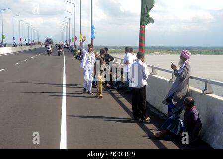 Am Eröffnungstag am 26. Juni 2022 in Munshiganj, einem Vorort von Dhaka, Bangladesch, laufen die Völker auf der Mehrzweckbrücke von Padma hindurch. (Foto von Mamunur Rashid/NurPhoto) Stockfoto