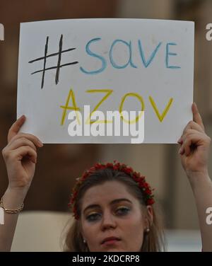 Ein Protestler hält ein Plakat mit den Worten „Save Asov“. Mitglieder der lokalen ukrainischen Diaspora, Kriegsflüchtlinge, Friedensaktivisten, Freiwillige und lokale Unterstützer während der Demonstration „sei tapfere wie Azowstal-Helden“ zur Verteidigung der heldenhaften Soldaten von Azowstal am 122.. Kriegstag. Am Samstag, den 25. Juni 2022, auf dem Hauptmarkt in Krakau, Polen. (Foto von Artur Widak/NurPhoto) Stockfoto