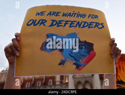 Ein Protestler hält ein Plakat mit den Worten: „Wir warten auf unsere Verteidiger“. Mitglieder der lokalen ukrainischen Diaspora, Kriegsflüchtlinge, Friedensaktivisten, Freiwillige und lokale Unterstützer während der Demonstration „sei tapfere wie Azowstal-Helden“ zur Verteidigung der heldenhaften Soldaten von Azowstal am 122.. Kriegstag. Am Samstag, den 25. Juni 2022, auf dem Hauptmarkt in Krakau, Polen. (Foto von Artur Widak/NurPhoto) Stockfoto