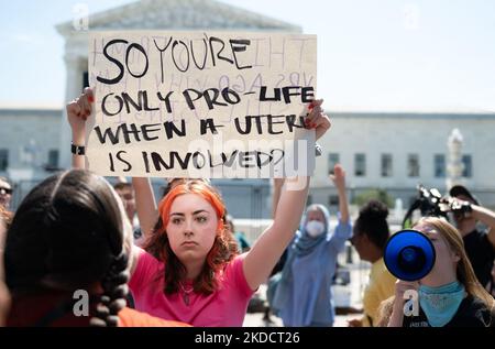 Nach dem Urteil von Roe V Wade am 25.. Juni 2022 versammelten sich die Demonstranten vor dem Obersten Gerichtshof der Vereinigten Staaten. (Foto von Zach D Roberts/NurPhoto) Stockfoto