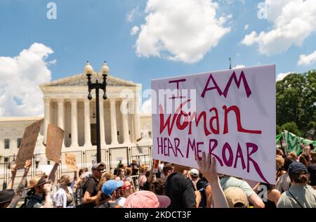 Nach dem Urteil von Roe V Wade am 25.. Juni 2022 versammelten sich die Demonstranten vor dem Obersten Gerichtshof der Vereinigten Staaten. (Foto von Zach D Roberts/NurPhoto) Stockfoto