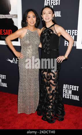 HOLLYWOOD, CA - NOVEMBER 04: Rowena Chiu, Angela Yeoh nimmt an einer Sondervorführung von „She Said“ während des AFI Fest 2022 im TCL Chinese Theatre auf Novembe Teil Stockfoto