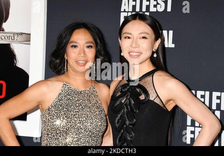 HOLLYWOOD, CA - NOVEMBER 04: Rowena Chiu, Angela Yeoh nimmt an einer Sondervorführung von „She Said“ während des AFI Fest 2022 im TCL Chinese Theatre auf Novembe Teil Stockfoto