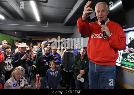 Mount Pleasant, Wisconsin, USA. 5.. November 2022. U.S, SEN RON JOHNSON (R-Wis) kämpft für die Wiederwahl im Angry Brothers Pub and Grill im Dorf Mount Pleasant, Wisconsin, am 5. November 2022. Das Dorf grenzt an die Stadt Racine. (Bild: © Mark Hertzberg/ZUMA Press Wire) Stockfoto