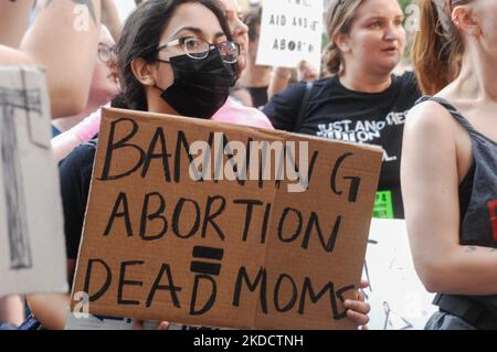 Eine Frau weist auf die Folgen des Verbots der Abtreibung in Amerika hin, nachdem der Oberste Gerichtshof am 24. Juni 2022 in Philadelphia, PA, Roe gegen Wade umgestolbt hat. (Foto von Cory Clark/NurPhoto) Stockfoto