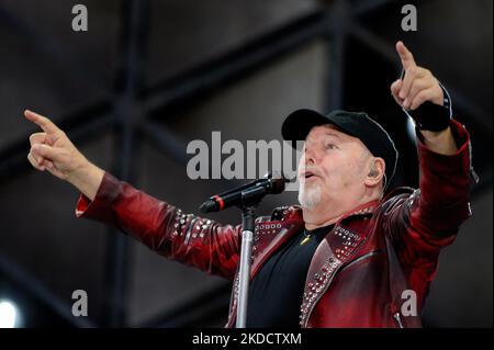 Vasco Rossi spielt auf der Bühne während des italienischen Sängermusikkonzerts Vasco Live am 26. Juni 2022 im Stadio del Conero in Ancono, Italien (Foto: Roberto Bartomeoli/LiveMedia/NurPhoto) Stockfoto