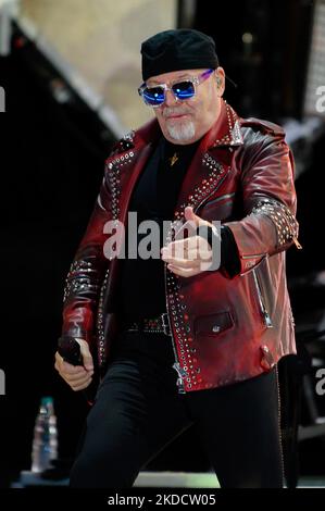 Vasco Rossi spielt auf der Bühne während des italienischen Sängermusikkonzerts Vasco Live am 26. Juni 2022 im Stadio del Conero in Ancono, Italien (Foto: Roberto Bartomeoli/LiveMedia/NurPhoto) Stockfoto