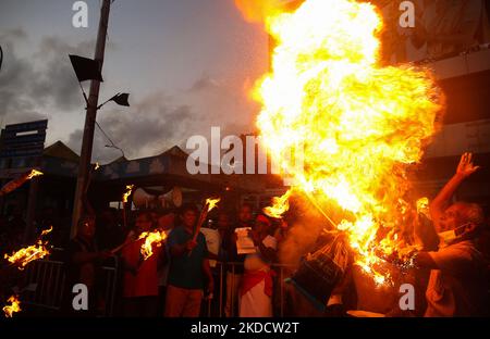 Die Menschen protestieren gegen steigende Lebenshaltungskosten, inmitten der countryâ €™s Wirtschaftskrise, in Colombo am 27. Juni 2022. Stockfoto