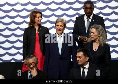 Der Sonderbeauftragte des US-Präsidenten für Klima, John Kerry (C), lächelt, während er auf der Ozeankonferenz der Vereinten Nationen in Lissabon, Portugal, am 27. Juni 2022 wartet, um für das Familienfoto zu posieren. (Foto von Pedro FiÃºza/NurPhoto) Stockfoto