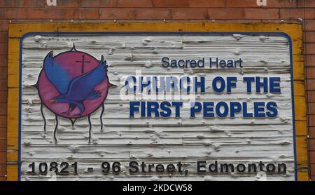 Ansicht einer Holztafel an der Fassade der Sacred Heart Church in der Innenstadt von Edmonton. Das historische Gebäude an der Church Street wurde 1913 erbaut und eröffnet und erlitt 1966 einen verheerenden Brand. Ursprünglich für die englischen Katholiken gebaut, war das Herz der Heiligen Herzen für die spanischen, italienischen, portugiesischen, kroatischen und katholischen Gemeinden der Aborigines bestimmt. Im Laufe ihrer Geschichte war die Kirche als Ziel für Einwanderer und Vergänglichkeit bekannt und beschreibt sich selbst als eine Tradition der Aufnahme des Fremden.“ FR in den letzten Jahren wurde das Gebäude restauriert, gerade rechtzeitig für das Vis des Papstes Stockfoto