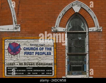 Detail der Fassade der Sacred Heart Church in der Innenstadt von Edmonton. Das historische Gebäude an der Church Street wurde 1913 erbaut und eröffnet und erlitt 1966 einen verheerenden Brand. Ursprünglich für die englischen Katholiken gebaut, war das Herz der Heiligen Herzen für die spanischen, italienischen, portugiesischen, kroatischen und katholischen Gemeinden der Aborigines bestimmt. Im Laufe ihrer Geschichte war die Kirche als Ziel für Einwanderer und Vergänglichkeit bekannt und beschreibt sich selbst als eine Tradition der Aufnahme des Fremden.“ FR in den letzten Jahren wurde das Gebäude restauriert, pünktlich zum Besuch des Papstes im kommenden Juli. Stockfoto