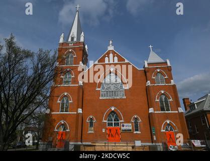 Blick auf die Church of the Sacred Heart in der Innenstadt von Edmonton. Das historische Gebäude an der Church Street wurde 1913 erbaut und eröffnet und erlitt 1966 einen verheerenden Brand. Ursprünglich für die englischen Katholiken gebaut, war das Herz der Heiligen Herzen für die spanischen, italienischen, portugiesischen, kroatischen und katholischen Gemeinden der Aborigines bestimmt. Im Laufe ihrer Geschichte war die Kirche als Ziel für Einwanderer und Vergänglichkeit bekannt und beschreibt sich selbst als eine Tradition der Aufnahme des Fremden.“ FR in den letzten Jahren wurde das Gebäude restauriert, pünktlich zum Besuch des Papstes im kommenden Juli. Auf Frida Stockfoto