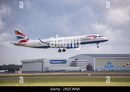 British Airways Embraer ERJ-190 ( ERJ-190-100 SR oder ERJ-190SR ) Flugzeuge, wie sie am Flughafen Amsterdam Schiphol fliegen und landen. Das Schmalkarossflugzeug hat die Registrierung G-LCYM und wird von BA CityFlyer betrieben, der die niederländische Hauptstadt mit dem Flughafen London City verbindet. British Airways BA ist die Flaggenfluggesellschaft des Vereinigten Königreichs mit Hauptsitz in London und dem Hauptdrehkreuz Heathrow Airport. Sie ist die zweitgrößte britische Fluggesellschaft, die zur IAG International Airlines Group gehört und Mitglied der oneworld-Luftfahrtallianz ist. Viele europäische Flughäfen litten aufgrund von Verspätungen und Annullierungen von Flügen Stockfoto