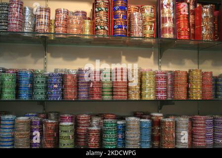 Indische Armreifen zum Verkauf während des Diwali Festivals in Toronto, Ontario, Kanada, am 25. Oktober 2008. (Foto von Creative Touch Imaging Ltd./NurPhoto) Stockfoto