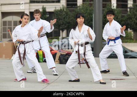 Jugendliche demonstrieren Taekwondo als eine Art Selbstverteidigung und Disziplin beim jährlichen Community Crime Awareness and Prevention Day in Mississauga, Ontario, Kanada. (Foto von Creative Touch Imaging Ltd./NurPhoto) Stockfoto