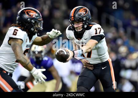 Seattle, WA, USA. 04.. November 2022. Der Quarterback von Oregon State Beavers Ben Gulbranson (17) spielt während des NCAA-Fußballspiels zwischen den Oregon State Beavers und Washington Huskies im Husky Stadium in Seattle, WA. Steve Faber/CSM/Alamy Live News Stockfoto