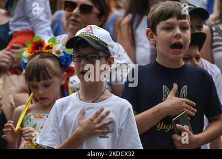 Mitglieder der lokalen ukrainischen Diaspora wiederholen dies vor dem Versuch, einen Weltrekord bei der gleichzeitigen Aufführung der „Roten Kalina“ im Krakauer Schloss Wawel zu stellen. Heute Mittag versammeln sich Hunderte von Ukrainern in allen Teilen der Welt während der Internet-Übertragung der Verfassung der Ukraine, um „Rote Kalina“ aufzuführen. Am Dienstag, den 28. Juni 2022, Polen. (Foto von Artur Widak/NurPhoto) Stockfoto