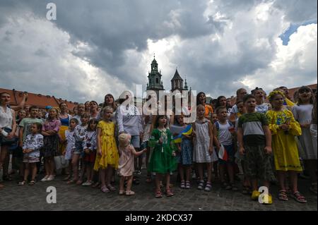 Mitglieder der lokalen ukrainischen Diaspora wiederholen dies vor dem Versuch, einen Weltrekord bei der gleichzeitigen Aufführung der „Roten Kalina“ im Krakauer Schloss Wawel zu stellen. Heute Mittag versammeln sich Hunderte von Ukrainern in allen Teilen der Welt während der Internet-Übertragung der Verfassung der Ukraine, um „Rote Kalina“ aufzuführen. Am Dienstag, den 28. Juni 2022, Polen. (Foto von Artur Widak/NurPhoto) Stockfoto