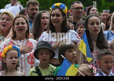 Mitglieder der lokalen ukrainischen Diaspora wiederholen dies vor dem Versuch, einen Weltrekord bei der gleichzeitigen Aufführung der „Roten Kalina“ im Krakauer Schloss Wawel zu stellen. Heute Mittag versammeln sich Hunderte von Ukrainern in allen Teilen der Welt während der Internet-Übertragung der Verfassung der Ukraine, um „Rote Kalina“ aufzuführen. Am Dienstag, den 28. Juni 2022, Polen. (Foto von Artur Widak/NurPhoto) Stockfoto