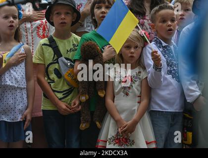 Mitglieder der lokalen ukrainischen Diaspora wiederholen dies vor dem Versuch, einen Weltrekord bei der gleichzeitigen Aufführung der „Roten Kalina“ im Krakauer Schloss Wawel zu stellen. Heute Mittag versammeln sich Hunderte von Ukrainern in allen Teilen der Welt während der Internet-Übertragung der Verfassung der Ukraine, um „Rote Kalina“ aufzuführen. Am Dienstag, den 28. Juni 2022, Polen. (Foto von Artur Widak/NurPhoto) Stockfoto