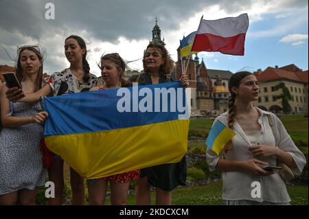 Mitglieder der lokalen ukrainischen Diaspora und ihre Anhänger wiederholen sich vor dem Versuch, einen Weltrekord bei der gleichzeitigen Aufführung von „Red Kalina“ im Krakauer Schloss Wawel zu stellen. Heute Mittag versammeln sich Hunderte von Ukrainern in allen Teilen der Welt während der Internet-Übertragung der Verfassung der Ukraine, um „Rote Kalina“ aufzuführen. Am Dienstag, den 28. Juni 2022, Polen. (Foto von Artur Widak/NurPhoto) Stockfoto