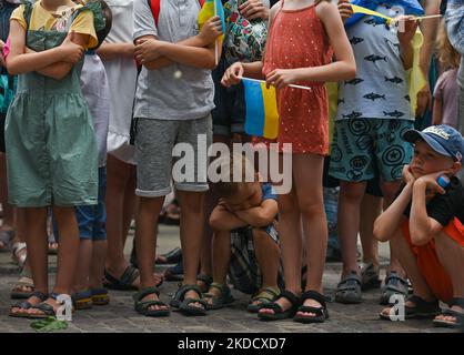 Mitglieder der lokalen ukrainischen Diaspora und ihre Kinder wiederholen dies, bevor sie versuchen, mit der Simultanaufführung von „Red Kalina“ im Krakauer Schloss Wawel einen Weltrekord zu stellen. Heute Mittag versammeln sich Hunderte von Ukrainern in allen Teilen der Welt während der Internet-Übertragung der Verfassung der Ukraine, um „Rote Kalina“ aufzuführen. Am Dienstag, den 28. Juni 2022, Polen. (Foto von Artur Widak/NurPhoto) Stockfoto