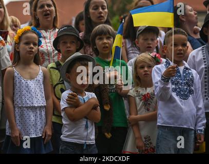 Mitglieder der lokalen ukrainischen Diaspora und ihre Kinder wiederholen dies, bevor sie versuchen, mit der Simultanaufführung von „Red Kalina“ im Krakauer Schloss Wawel einen Weltrekord zu stellen. Heute Mittag versammeln sich Hunderte von Ukrainern in allen Teilen der Welt während der Internet-Übertragung der Verfassung der Ukraine, um „Rote Kalina“ aufzuführen. Am Dienstag, den 28. Juni 2022, Polen. (Foto von Artur Widak/NurPhoto) Stockfoto