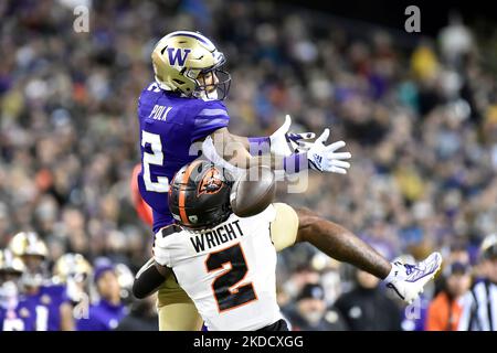 Seattle, WA, USA. 04.. November 2022. Rejzohn Wright (2) bricht während des NCAA-Fußballspiels zwischen den Oregon State Beavers und Washington Huskies im Husky Stadium in Seattle, WA, einen Pass für den Washington Huskies-Empfänger Ja'Lynn Polk (2). Steve Faber/CSM/Alamy Live News Stockfoto