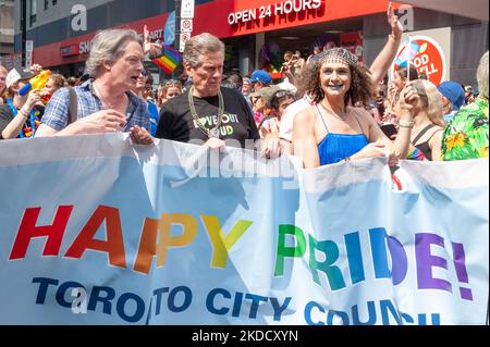 Toronto, ON, Kanada – 26. Juni 2022: Der Bürgermeister von Toronto, John Tory, nimmt an der Pride Parade 2022 in Toronto Teil (Foto: Anatoliy Cherkasov/NurPhoto) Stockfoto