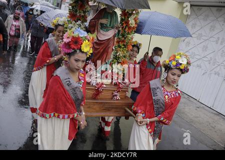 Eine Gruppe von Frauen, die als Königinnen und Prinzessinnen der Gemeinde Tláhuac in Mexiko-Stadt vertreten sind, während einer Prozession mit dem Bild von San Pedro anlässlich des 800.. Jahrestages der Gründung von Cuitláhuac in der Hauptstadt unter dem Regen. Nach historischen Angaben wurde Tláhuac im Jahre 1222 n. Chr. in der Nähe des Zentrums des alten Sees Xochimilco gegründet. Die ersten Siedler waren die Chichimecas. (Foto von Gerardo Vieyra/NurPhoto) Stockfoto