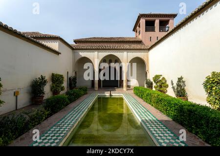 Malaga, Spanien - 29. Oktober 2022: Der Patio de la Alberca die Alcazaba von Malaga. Stockfoto