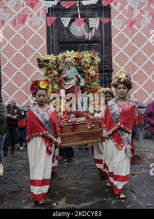 Eine Gruppe von Frauen, die als Königinnen und Prinzessinnen der Gemeinde Tláhuac in Mexiko-Stadt vertreten sind, während einer Prozession mit dem Bild von San Pedro anlässlich des 800.. Jahrestages der Gründung von Cuitláhuac in der Hauptstadt. Nach historischen Angaben wurde Tláhuac im Jahre 1222 n. Chr. in der Nähe des Zentrums des alten Sees Xochimilco gegründet. Die ersten Siedler waren die Chichimecas. (Foto von Gerardo Vieyra/NurPhoto) Stockfoto